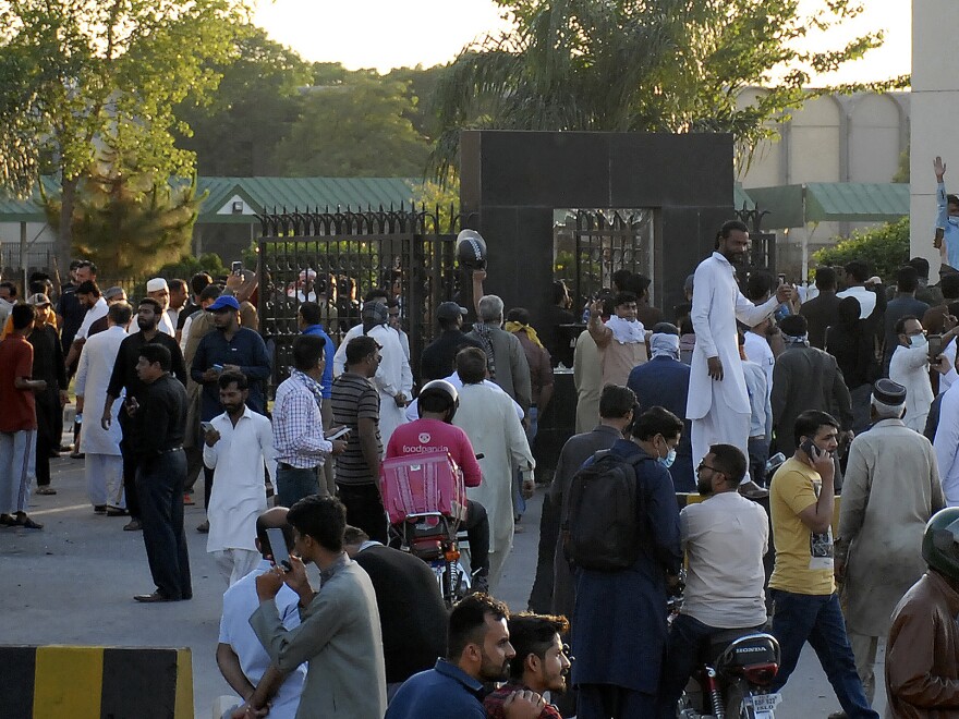 Protest in front of Army HQ
