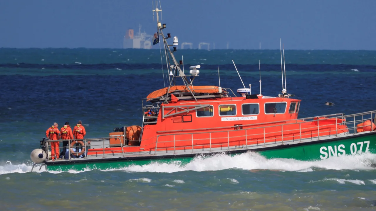 boat sinks in the English Channel